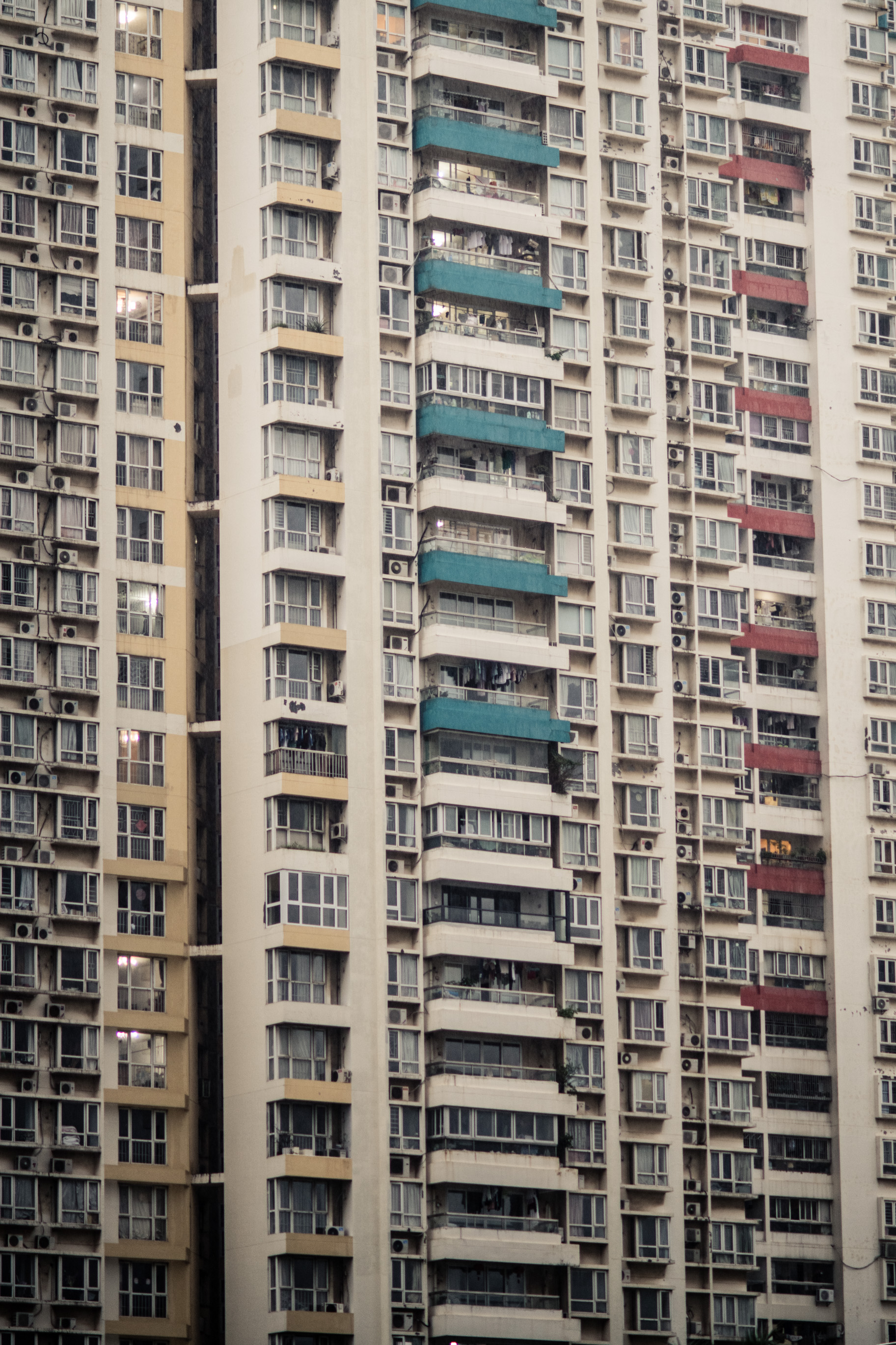 Une tour d'habitation aux balcons rouges et verts