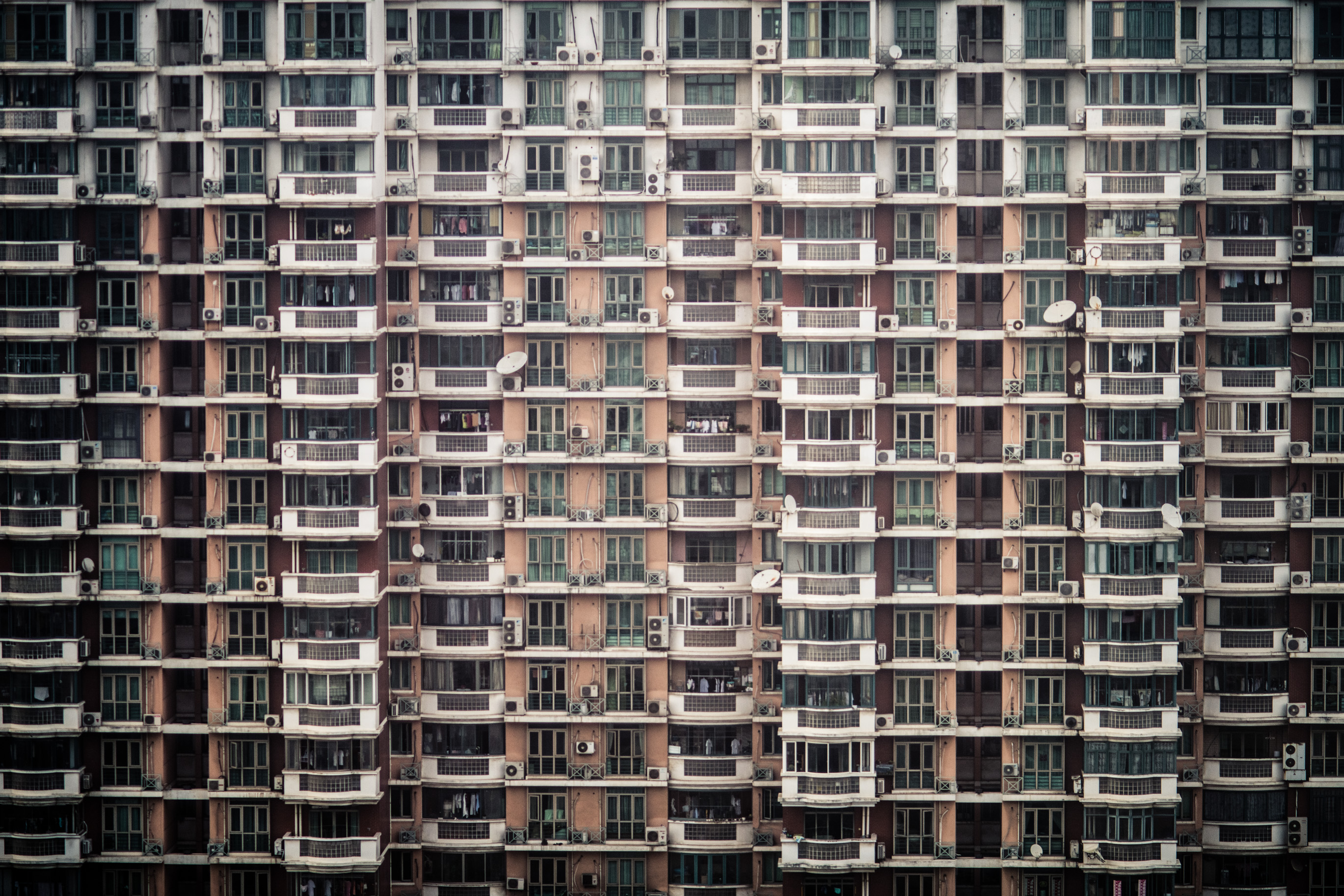 Une façade d'immeuble d'habitation de grande hauteur, en tons bruns
